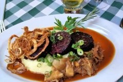 Grilled black pudding with apples, onions and mash