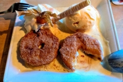 Apple rings in cinnamon