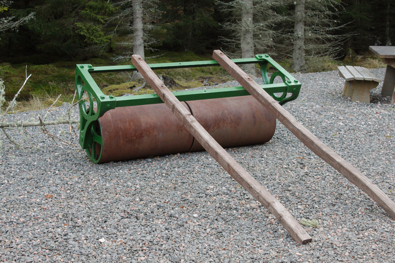 Single horse roller